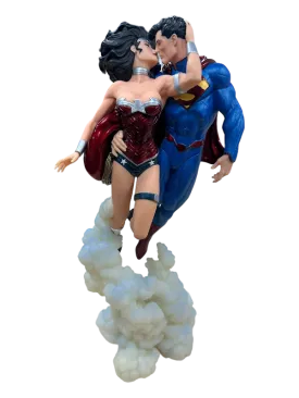 (DAMAGED) SUPERMAN WONDER WOMAN KISS JIM LEE STATUE