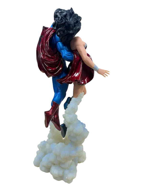 (DAMAGED) SUPERMAN WONDER WOMAN KISS JIM LEE STATUE